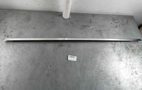 Mercedes-Benz S W222 Front door glass trim molding a2226730165