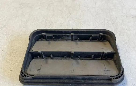 Opel Vivaro Quarter panel pressure vent 9675506980