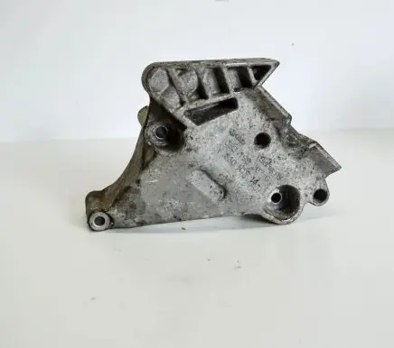 Volkswagen Golf V Engine mounting bracket 03G199207G