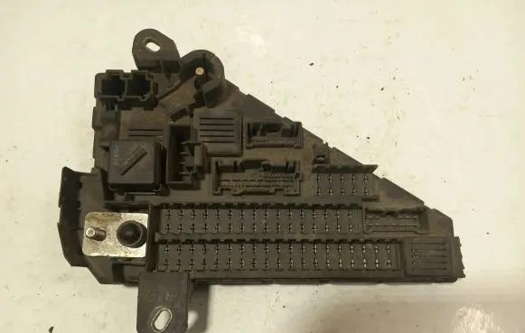 BMW 5 E60 E61 Fuse module 6906619
