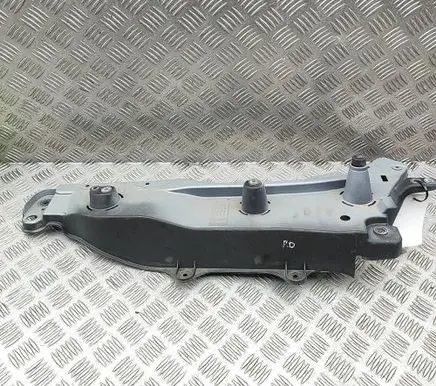 Volvo XC90 Fender mounting bracket 32377779