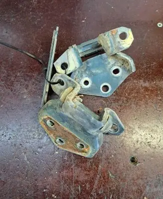 Mitsubishi Pajero Loading door hinge set 
