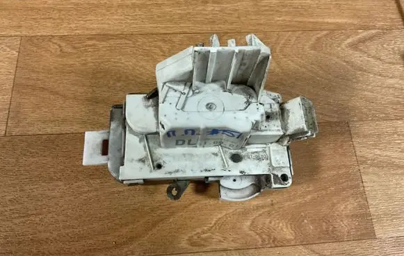 Ford Mondeo Mk III Front door lock 1S7AF21812KA 110901