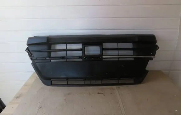 Suzuki Vitara (LY) Front bumper lower grill 7172186R