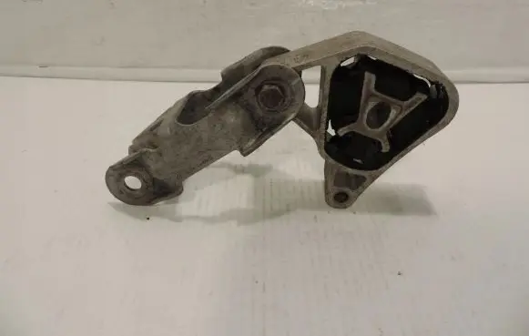 Engine mount vacuum valve
