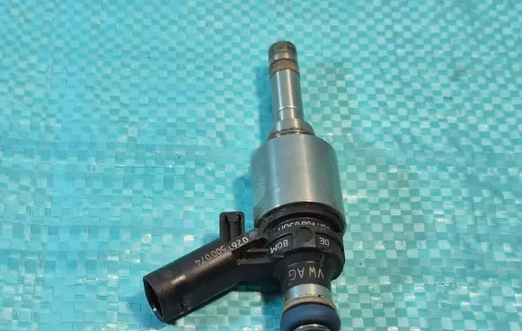 Skoda Octavia Mk2 (1Z) Fuel injector 06H906036H 0261S00074