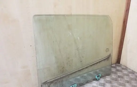 Nissan Juke I F15 Rear door window glass