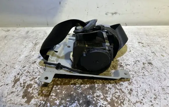 Mercedes-Benz C W203 Front seatbelt 33015930F