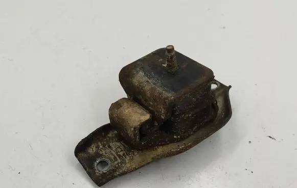 Subaru Legacy Engine mount bracket