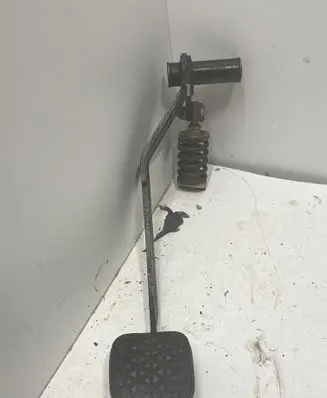 BMW 3 E46 Clutch pedal 11086344