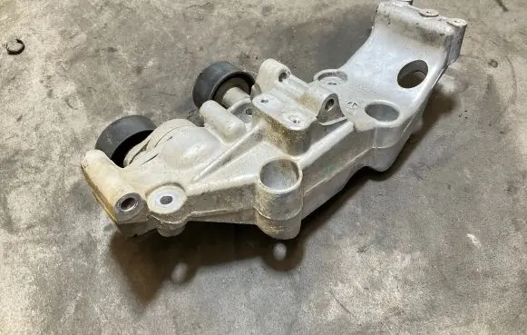 Nissan Navara D23 Generator/alternator bracket 117107563R ADC12
