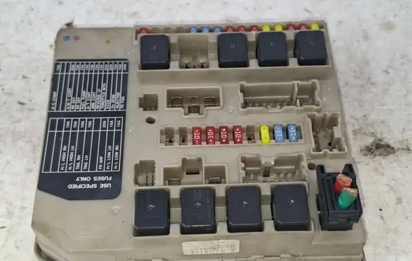Nissan Note (E11) Fuse module 284B7AX61A R0923 8H12