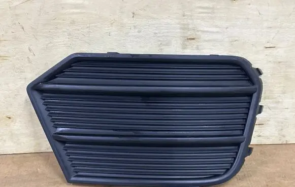 Audi Q3 8U Front bumper lower grill 8U0807682P