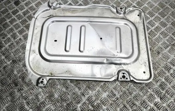Center/middle under tray cover