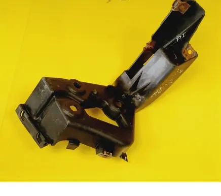Rear bumper mounting bracket