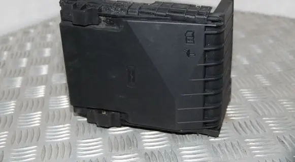 Volkswagen Caddy Fuse box cover 1K0937132F 1K0937132G