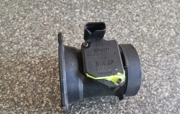 Audi A6 S6 C5 4B Mass air flow meter 078133471E