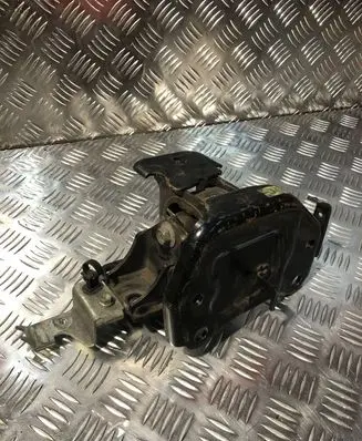 Toyota RAV 4 (XA40) Engine mount bracket