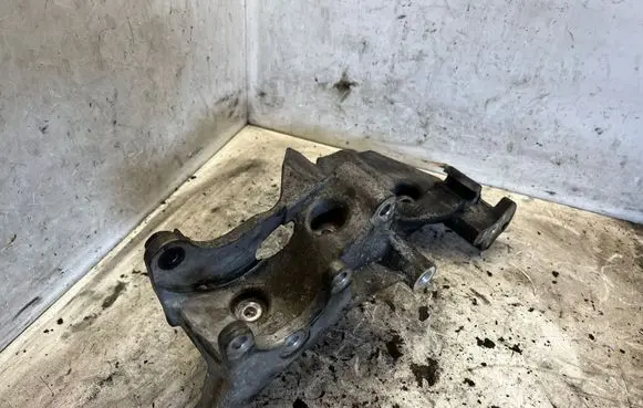 Hyundai Santa Fe Generator/alternator bracket 