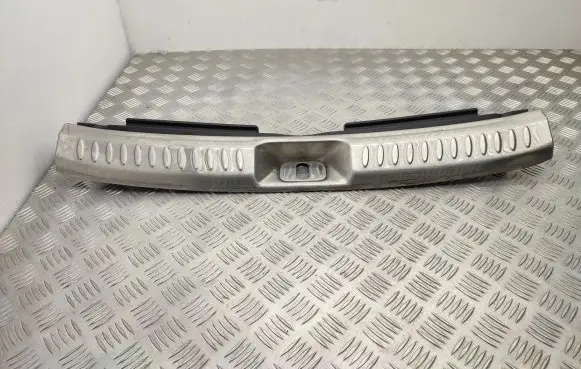 Trunk/boot sill cover protection