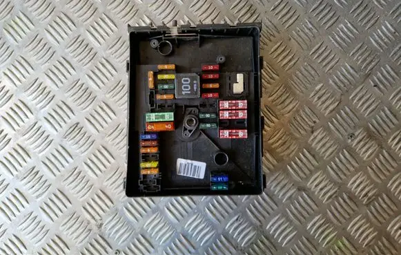 Volkswagen Golf V Fuse module 1K0937125A 1K0937125