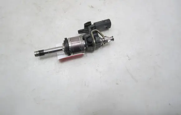 Volkswagen Taigo Fuel injector 0261500443 05C036