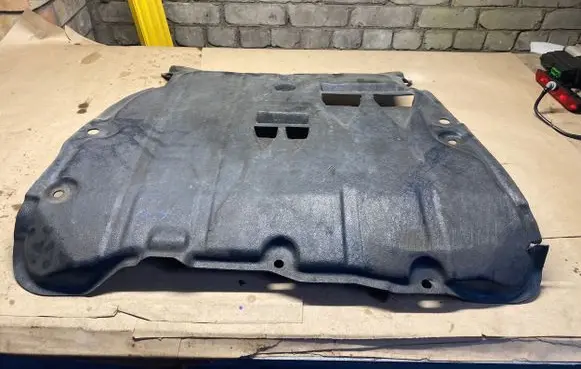 Volvo XC70 Engine splash shield/under tray