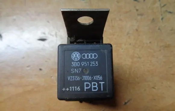 Skoda Fabia Mk2 (5J) Glow plug pre-heat relay 3B0951253
