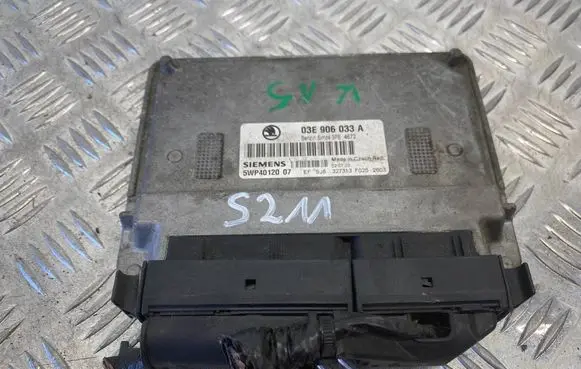 Skoda Fabia Mk2 (5J) Engine control unit/module 03E906033A 3PE4672 5WP4012007