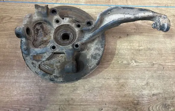 Land Rover Discovery 3 - LR3 Front wheel hub