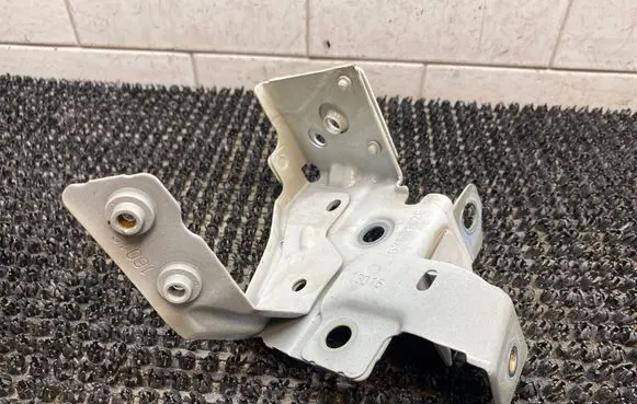 Renault Megane III Fender mounting bracket 6256102E