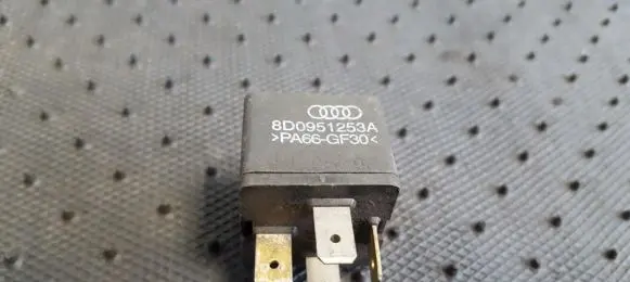 Volkswagen PASSAT B5.5 Other relay 8D0951253A