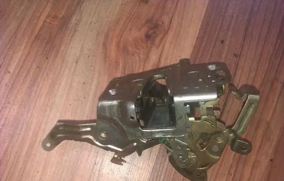 Mercedes-Benz C W202 Rear door lock 2027300535