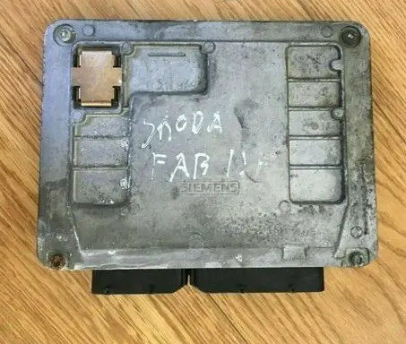 Skoda Fabia Mk1 (6Y) Engine control unit/module 03E906033A 5WP40120