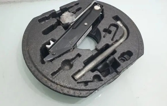Volkswagen Scirocco Tool set 1K0012115F