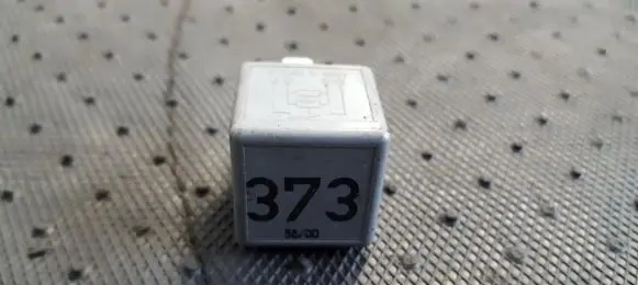 Volkswagen PASSAT B5.5 Other relay 8D0951253A V23134-B52-X301