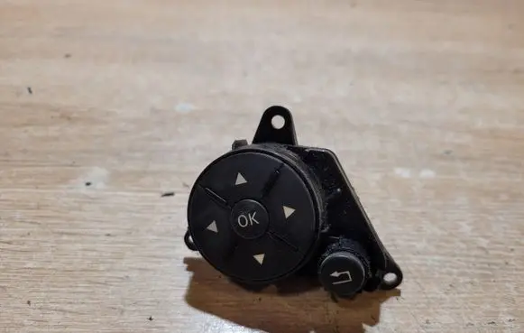 Steering wheel buttons/switches