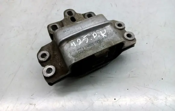 Volkswagen PASSAT CC Engine mount bracket 3C0199555