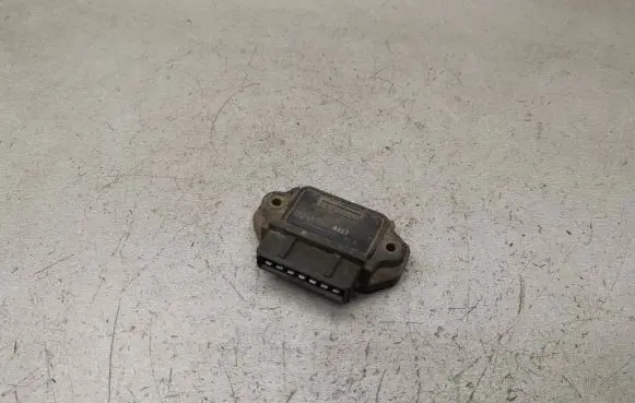 Volkswagen Golf II Ignition amplifier control unit 211905351