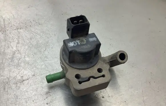 Mercedes-Benz C W203 Valve vacuum 0004703293