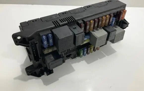 Mercedes-Benz CLS C219 Fuse module 2115457701 A2115457701