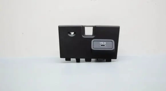 BMW 3 G20 G21 USB socket connector 6807232