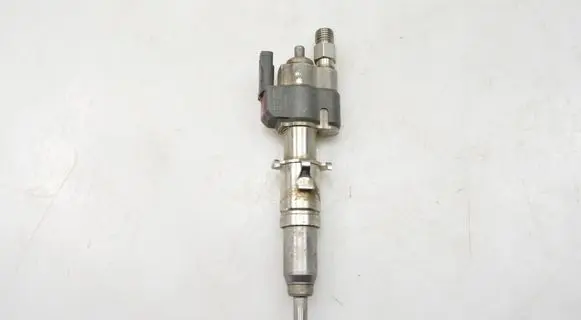 BMW 3 E90 E91 Fuel injector 7589048
