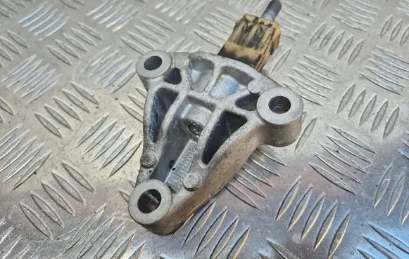 Gearbox mounting bracket