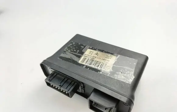 Peugeot 207 CC Fuse module 9666270180