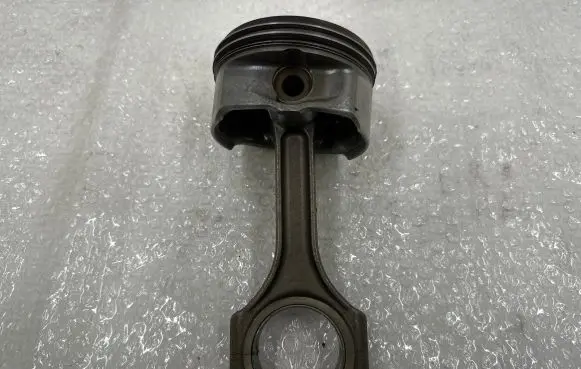 Mercedes-Benz CLS AMG C219 Piston with connecting rod