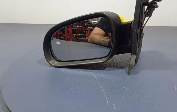 Volkswagen Fox Front door electric wing mirror