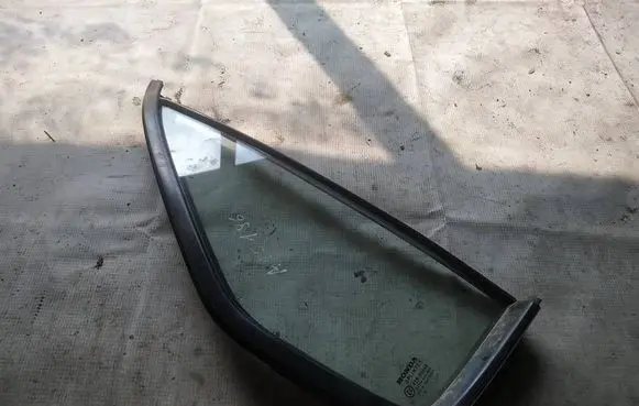 Rear vent window glass