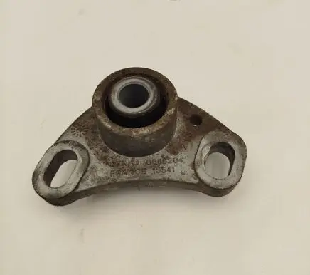 Volvo V70 Engine mount bracket 8666204 13541