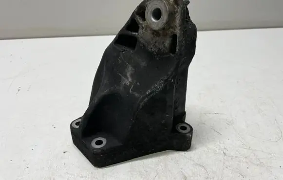 Mercedes-Benz CLS C218 X218 Engine mounting bracket A6422232304